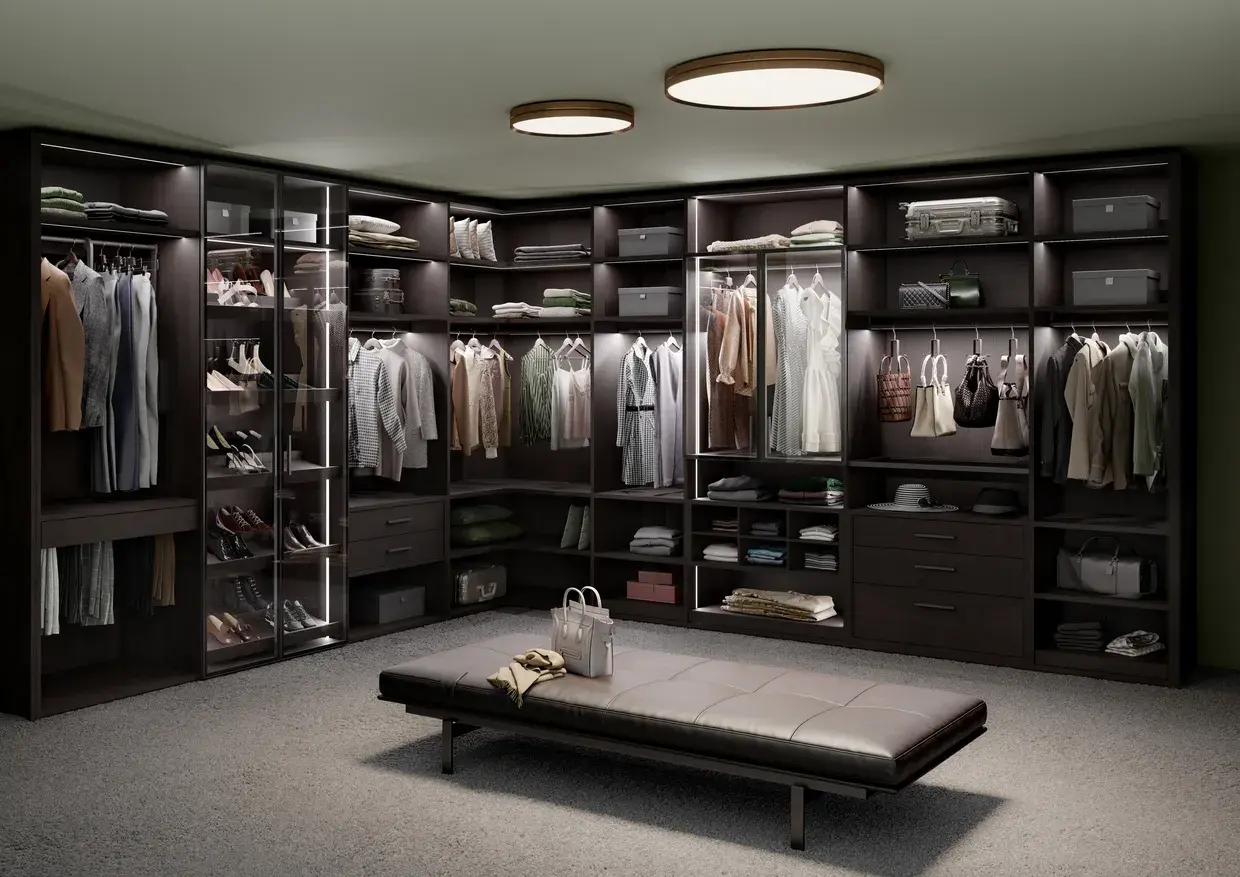 Luxuriöser, begehbarer Kleiderschrank mit beleuchteten Regalen und Sitzbank in der Mitte.