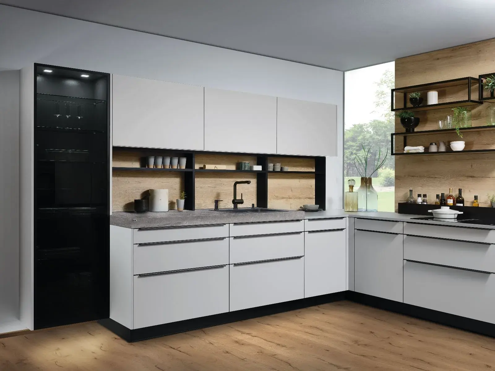 Moderne Küche mit weißen Schränken, Holzdetails und offenem Regal.
