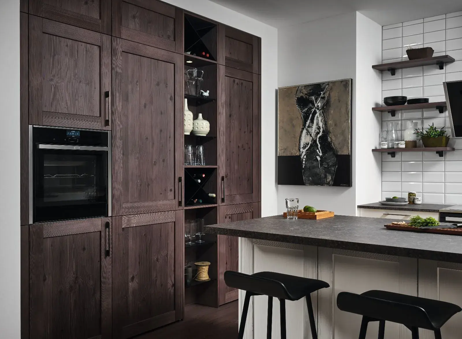 Moderne Küche mit dunklen Holzmöbeln, Kücheninsel und Wandbild.